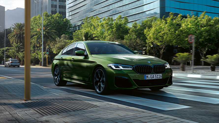 BMW M550i xDrive Sedan G30 LCI Facelift 2020 BMW Individual Verde Ermes metallic three-quarter front view driving