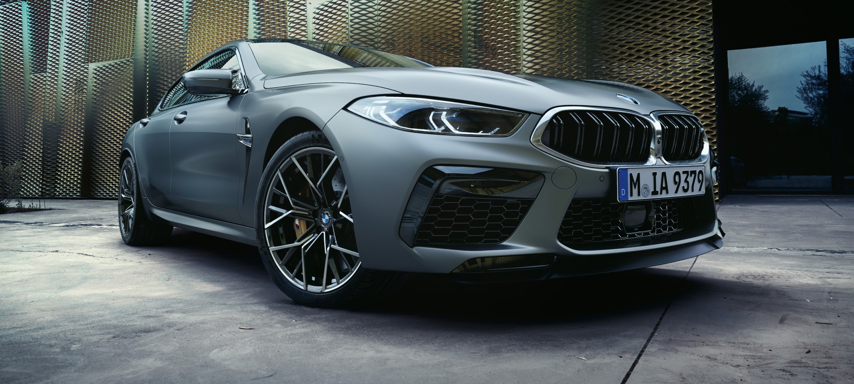 BMW M8 Gran Coupé F93 LCI Facelift 2022 BMW Individual Frozen Pure Grey metallic three-quarter front view low-angle shot